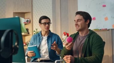 Modern ofisin önde gelen sunumlarından biri de pozitifler. Bilgisayarlı toplantıda projeyi tartışan yaratıcı iş ekibi. Gülümseyen iş arkadaşları monitörden arıyorlar. Çalışma konsepti