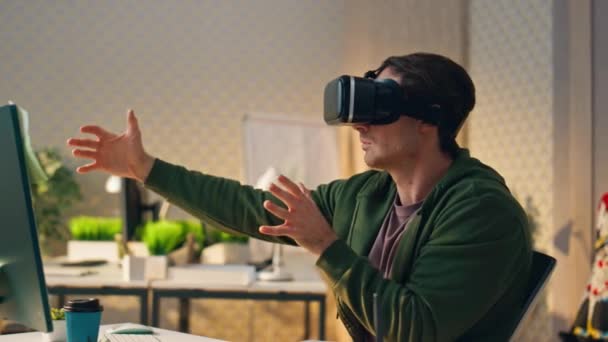 Homem Criativo Testando Óculos Programa Escritório Closeup Virtual Realidade Headset — Vídeo de Stock