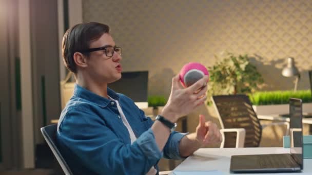Homem Óculos Jogando Brinquedo Mesa Computador Closeup Freelancer Sorrindo Pegar — Vídeo de Stock
