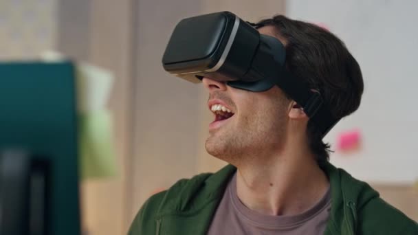 Spennende Mann Nyter Metaverse Prøver Virtuell Virkelighet Headset Kontoret Nærbilde – stockvideo