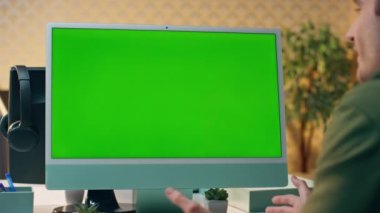 İş yerindeki tasarımcı görüntülü sohbet programı. Bilinmeyen bir iş danışmanının internet görüşmesi yapan müşterilerle konuşması. Serbest Çalışan adam Chromakey pc aygıtı kullanarak online stratejiyi açıklıyor