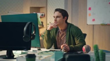 Ofiste çalışan ciddi bir tasarımcı. Kapalı mekanda klavye yazan tablet çizen profesyonel yaratıcı. Genç sanatçı sadece uzak bir iş yerinde kendi tasarımını yaratıyor. 