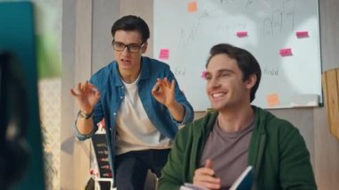 Masaüstünü kapalı mekandan çağıran yaratıcı videoları. Sanal bilgisayar sohbetinde duygusal olarak açıklayan yaratıcı, neşeli tasarımcı. Heyecanlı ekip gözlemcisi müşterilerle birlikte konuşuyor. 