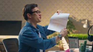 Kaygısız adamlar ofis odasında şakalaşıyorlar. Ortağına kağıt fırlatırken çizim gösteren heyecanlı bir adam. Mutlu meslektaşlar yaratıcı iç mekanlarda eğleniyor. İki serbest çalışan.