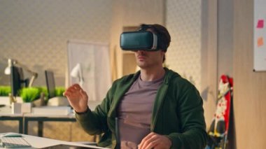 VR gözlükleri tasarımcısı resmi olmayan ofis kapanışında bilgisayar oyunu yaratıyor. Görünmez nesnelerin yerine sanal gerçeklik kulaklığı kullanan geliştirici. Meta-evrene dokunan programcı gelecekteki arayüzün keyfini çıkarıyor 