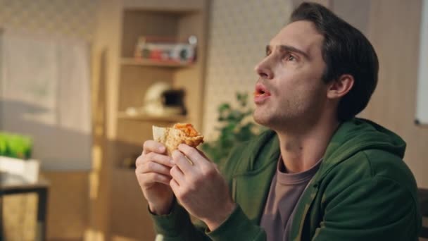Homem Perto Almoçar Pizza Escritório Falando Relaxado Cara Comunicando Colega — Vídeo de Stock