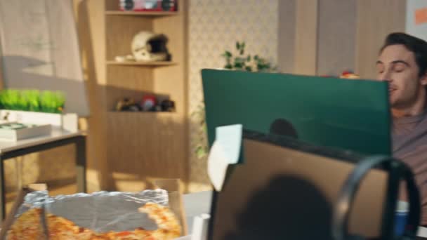 Συνομιλώντας Συναδέλφους Τρώει Πίτσα Μαζί Στο Μεσημεριανό Closeup Δύο Σχεδιαστές — Αρχείο Βίντεο