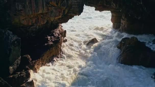 Drone Vista Mar Tempestuoso Surf Salpicaduras Acantilados Ásperos Playa Haciendo — Vídeos de Stock