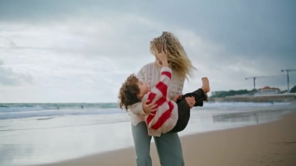 Mama Fericita Distreaza Fiul Dragut Plaja Oceanului Familie Veselă Care — Videoclip de stoc