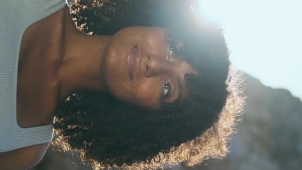 Sonriente Mujer Afroamericana Pie Playa Rocosa Iluminado Luz Del Sol — Vídeos de Stock