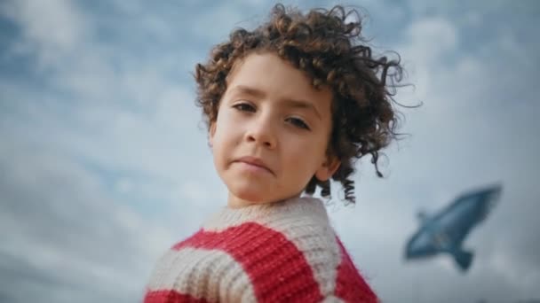 Retrato Encaracolado Menino Céu Nublado Criança Sonhadora Descansando Costa Outono — Vídeo de Stock