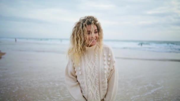 Щаслива Жінка Насолоджується Океаном Холодну Осінню Погоду Усміхнена Леді Ходить — стокове відео