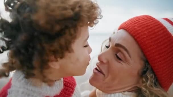 快乐的孩子亲吻妈妈一起在海滨玩乐亲密地在一起 有趣的卷曲男孩和妈妈在外面玩得很开心 专一的父母拥抱表达关爱之爱 母亲节概念 — 图库视频影像