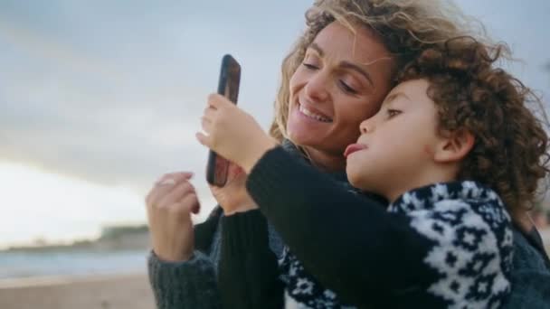 Uśmiechnięty Rodzic Robi Sobie Selfie Uroczym Kręconym Synem Szczęśliwy Rodzinny — Wideo stockowe
