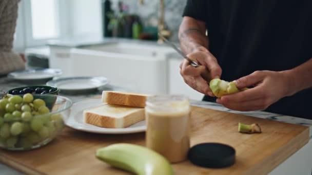 Tipul Îndepărtează Coaja Banane Bucătărie Aproape Bărbat Necunoscut Pregătește Micul — Videoclip de stoc