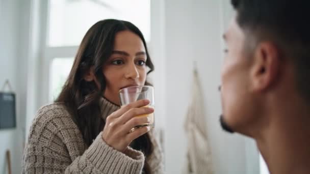 Leende Kvinna Dricker Ett Glas Juice Hemma Nära Håll Latinamerikansk — Stockvideo