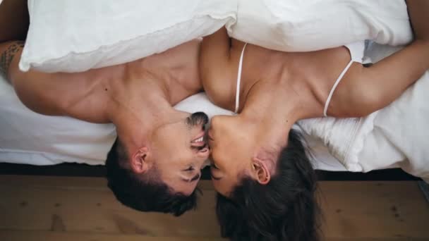 Amantes Íntimos Beijando Cama Closeup Esposos Concurso Tocando Vista Superior — Vídeo de Stock