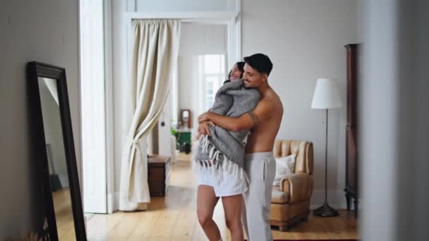 Milí Manželé Sledují Zrcadlo Obýváku Vzrušený Muž Objímající Zabalený Dece — Stock video