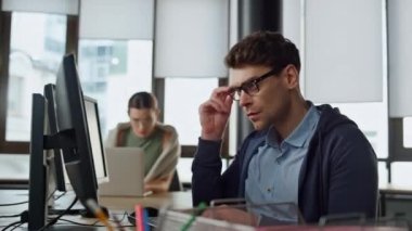 Ofis müdürünün daktilo yazması çok düşünceli. Uygulama oluşturan odaklı yazılım mühendisi programlama kodu. Profesyonel analist ekran araştırması mali raporuna bakıyor. İş yerinde ciddi bir çalışan.