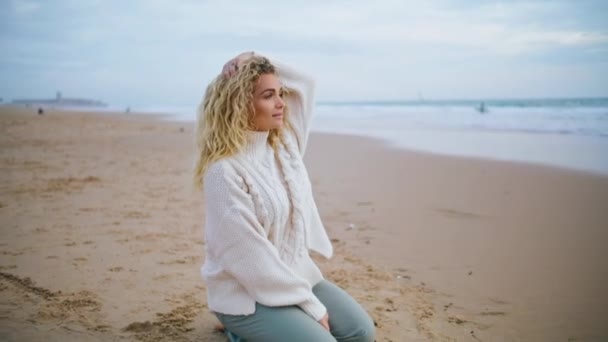 Γυναίκα Ανάπαυση Φθινόπωρο Παραλία Συννεφιασμένη Ημέρα Όμορφη Σγουρά Τουριστική Κάμερα — Αρχείο Βίντεο