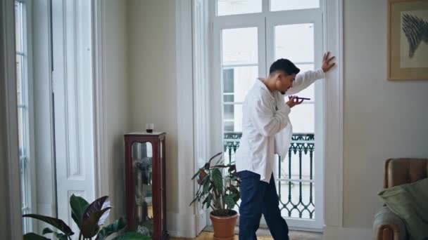 Ciddi Bir Adam Pencerenin Içinden Cep Telefonunu Arıyor Oturma Odasında — Stok video