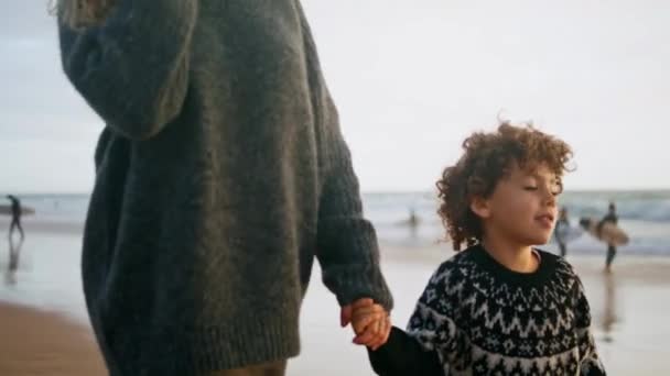 Söt Pojke Som Går Längs Kusten Och Håller Mammans Hand — Stockvideo