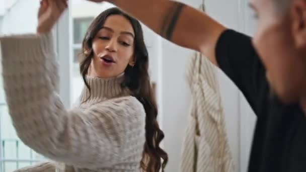 Şefkatli Insanlar Hafif Mutfakta Dans Ediyorlar Modern Evdeki Heyecanlı Erkek — Stok video