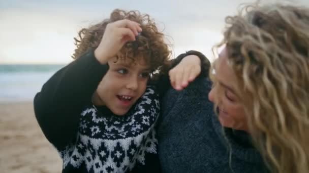 Blízká Rodinka Užívá Odpočinku Pobřeží Oceánu Šťastné Dítě Krmící Matku — Stock video