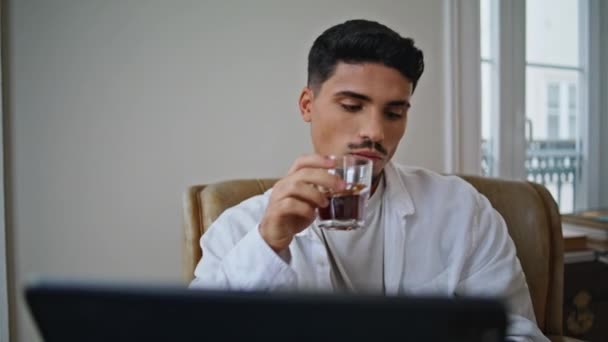 Ernsthafter Typ Der Hause Cocktails Aus Nächster Nähe Genießt Entspannter — Stockvideo