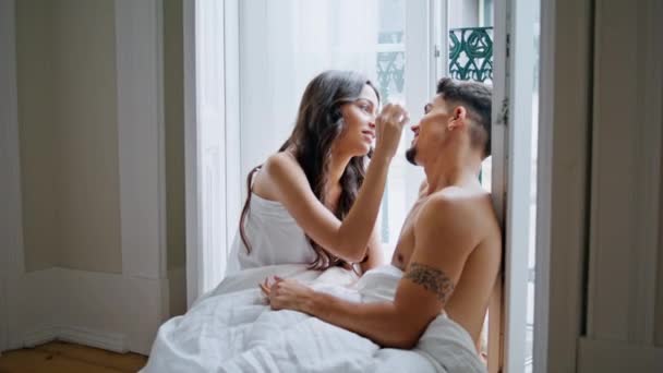 Smyslný Pár Povídá Luxusním Hotelovém Apartmá Romantičtí Lidé Smějí Velkého — Stock video