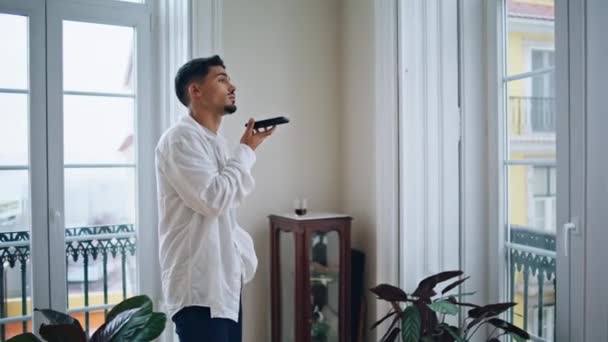 Gergin Adamı Vitrinden Cep Telefonunu Arıyor Zengin Apartmanında Telefonla Konuşan — Stok video