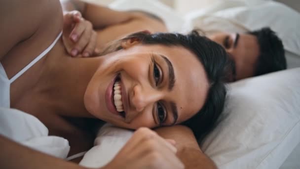Samimi Aşıklar Sabah Yatak Odasında Yan Yana Yatıyorlar Sevgili Koca — Stok video