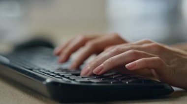 Yönetici elleri masaüstü klavyesini kapatıyor. Gazeteci kadın makale yazıyor. İnternette bilgi ararken tanınmayan meşgul serbest çalışan biri. Finans analisti satış raporu hazırlayan düğmelere basıyor