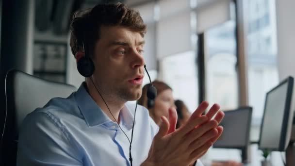 Nahaufnahme Technischer Assistent Spricht Call Center Konzentrierter Mann Hört Client — Stockvideo