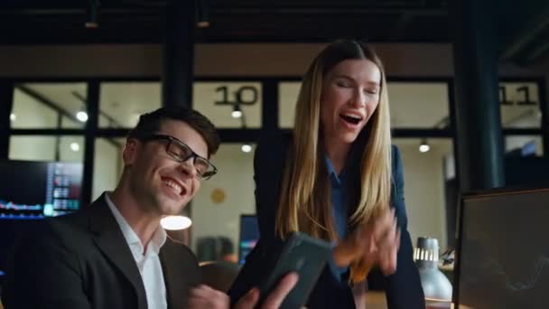 Joyful Colleagues Celebrate Success Office Happy Traders Team Look Computer — Stock Video