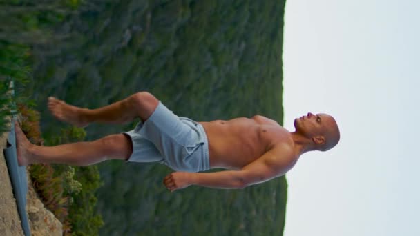 Fitter Typ Beim Asana Yoga Workout Den Abendbergen Konzentrierte Yogis — Stockvideo