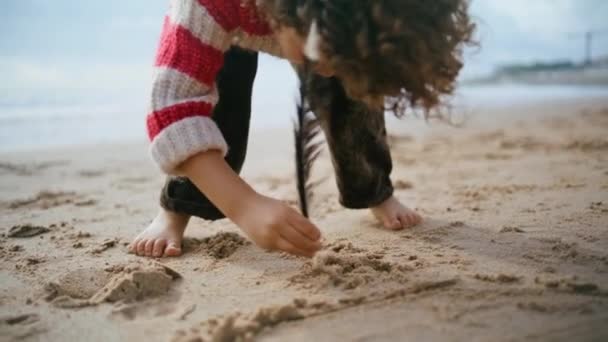 Liten Pojke Ritar Sand Med Fågel Fjäder Närbild Fokuserad Grabb — Stockvideo