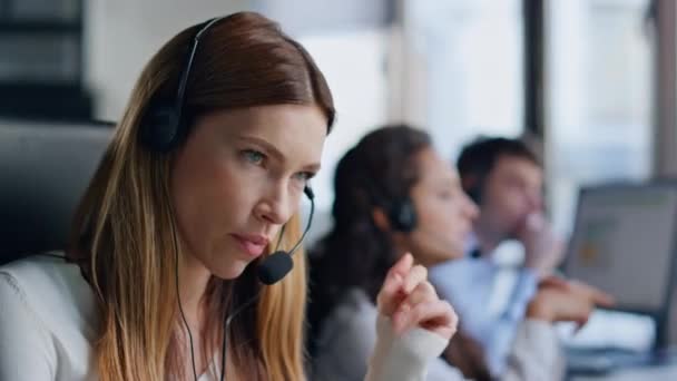 匿名のテレマーケティング担当者がクライアントの閉鎖を話しています 電話でお客様に問題相談を聞く怒っている女性 データセンターでの集中神経剤アシスタントの仕事 職場のストレスマネージャー — ストック動画