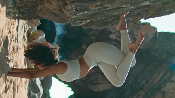 Attraktive Junge Kopfstandübung Strand Von Ursa Afrikanisches Mädchen Das Yoga — Stockvideo