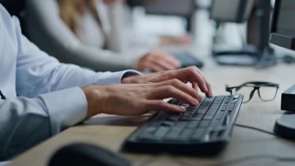 Руки Крупным Планом Печатают Компьютерную Клавиатуру Офисе Человек Менеджер Работающий — стоковое видео