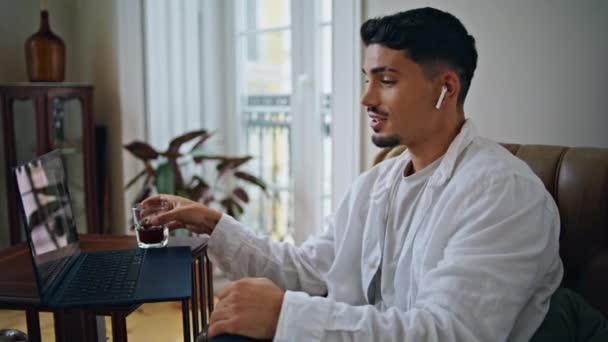 Usmívající Muž Video Volání Počítač Doma Detailní Uvolněný Chlapík Sedící — Stock video