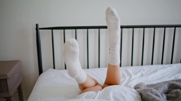 Kaygısız Kadın Bacakları Yatak Odasında Hareket Ediyor Tanımlanamayan Bir Kız — Stok video