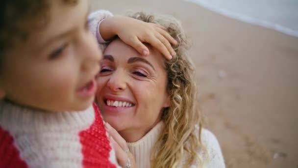 Grosse Mère Embrassant Enfant Bord Océan Femme Souriante Regardant Enfant — Video