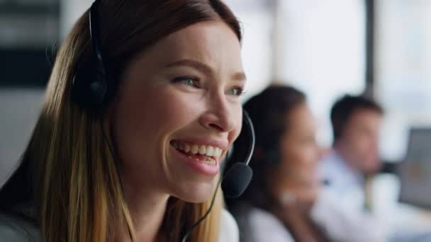 Agen Ceria Berbicara Tutup Kepala Headset Smiling Wanita Profesional Bicara — Stok Video