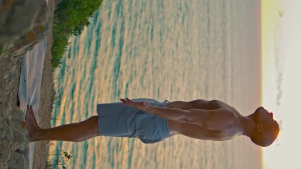 Stark Man Utövar Yoga Asana Vackra Hav Solnedgång Fokuserad Topless — Stockvideo