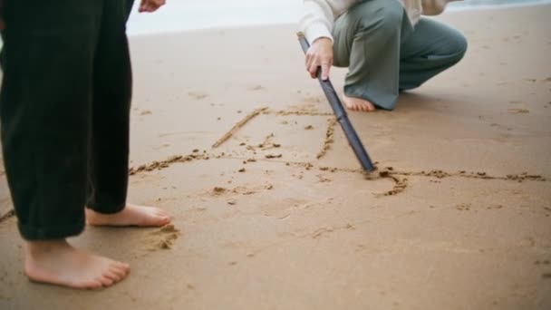 Крупным Планом Нарисовать Пляжный Песок Семейных Выходных Неизвестный Мальчик Ходит — стоковое видео