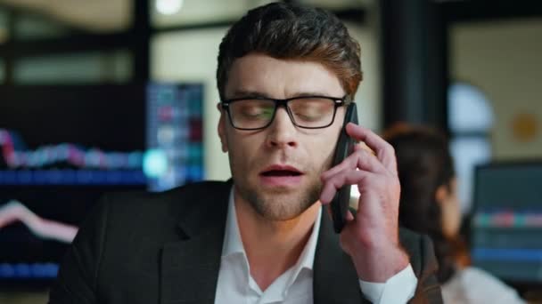 Primer Plano Hombre Negocios Escuchando Teléfono Móvil Oficina Oscura Hombre — Vídeo de stock