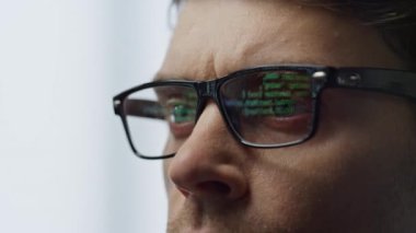 Yazılım geliştirici gözlükler terminal kodunu yansıtıyor. Bilgisayar korsanı Java betik ağı verilerini kontrol ediyor. Odaklanmış Serbest Çalışan Profesyonel Kodlama Siber Güvenlik Sistemi