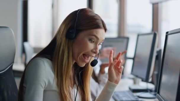 Zákaznický Agent Pomáhá Řešením Výzvu Inspirovaná Žena Vypadá Mluví Klientem — Stock video