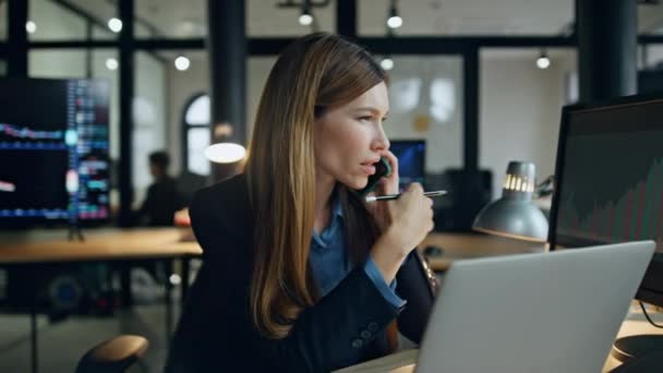 Finance Femme Affaires Parlant Mobile Dans Lumière Lampe Gestionnaire Réussi — Video